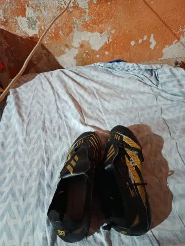 Vende-se chuteira 39 campo,só usei 3 vezes motivo da venda: acabei comprando outra  