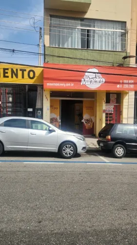 Salão comercial no centro c/ quintal no fundo. Ideal p/ restaurante ou lanchonete.