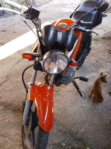 Vendo essa moto toda revisada lindona documento em dia sem multas sem nenhum restrição top