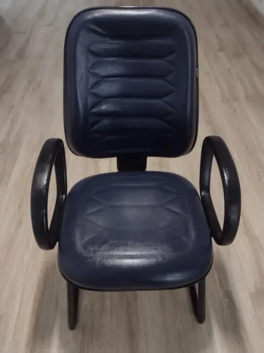 cadeira diretor com assento e encosto gomado cor azul escuro da móveis belo