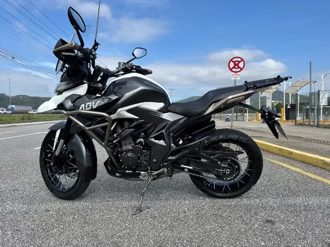 Zontes T350x cinza com branco 