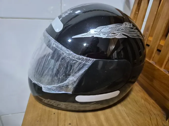 CAPACETE NOVO TAMANHO A RETIRAR EM PRAÍA GRANDE