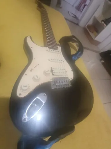 Vendo Guitarra eletrica com palheta e fiação