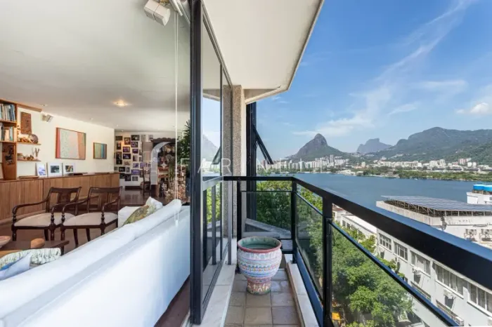 Apartamento com varanda, piscina e vista ampla em prédio centro de terreno.