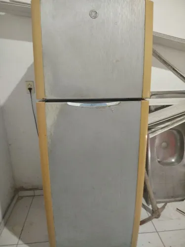 Vende se uma geladeira
