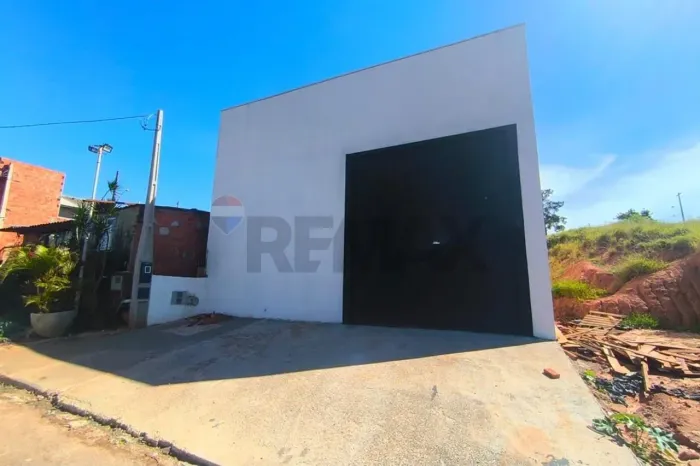 Galpão de 350m² com mesanino no Jd. Centenário