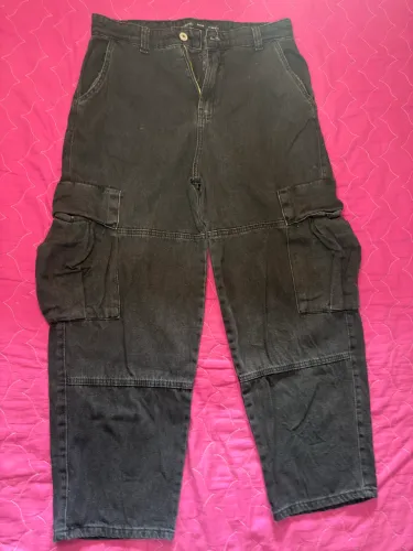 Calça Skater em Jeans com Bolsos Cargo