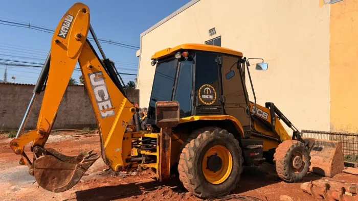 À VENDA Retroescavadeira JCB 3CXT 4x4