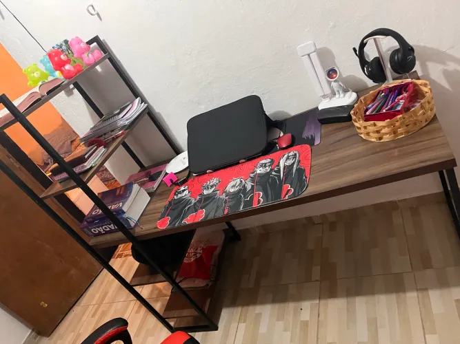 Mesa de escritório com estante