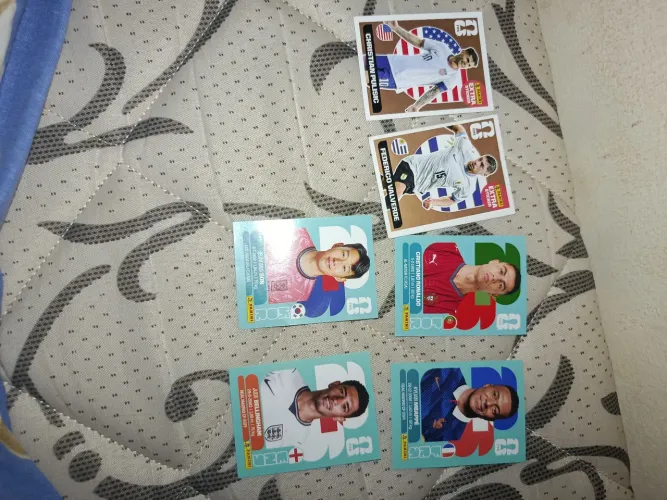 Figurinhas pra trocas e vendas, duas lengend,cristiano, mbappé. 