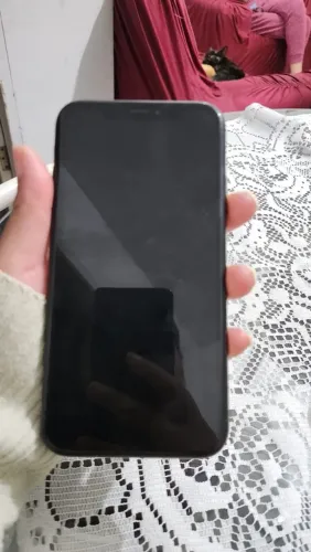 Vendo iPhone xr 128gb funciona tudo só está com trinco atrás