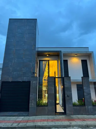 Casa Alto Padrão no Aririu à Venda - 3 Dormitórios (2 Demi-Suítes)