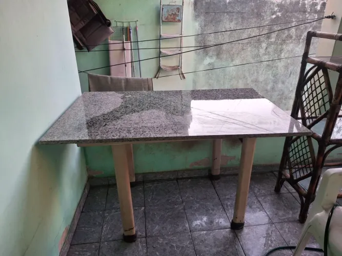 Mesa com tampo granito (parece mármore)