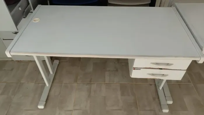 Duas mesas de escritorio com gavetas