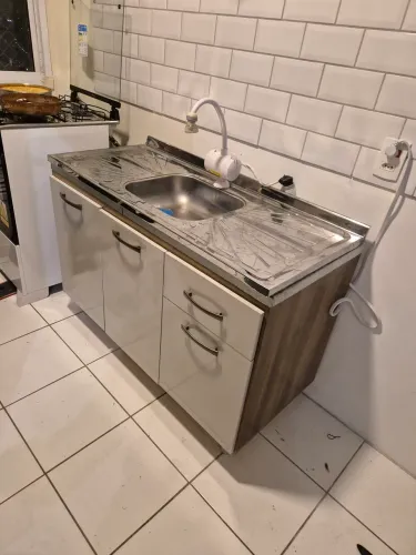 Gabinete de cozinha com pia Inox e Armários aéreos