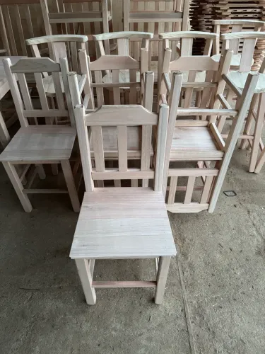 Cadeira de fábrica maciça