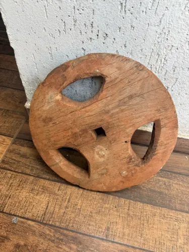 Roda de madeira antiga sinais do tempo ( solda)