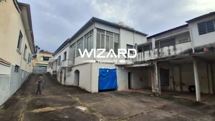 Casa com 4 quartos e 7 vagas de garagem no Centro de Amparo
