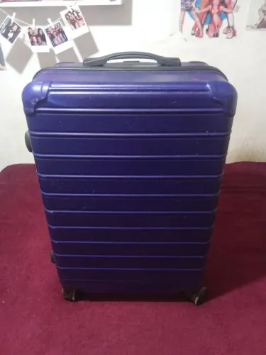 Vendo essa linda mala azul ? 