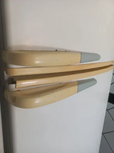 Geladeira Duplex ,Consul, 390 litros.Com avarias devido ao tempo de uso, está funcionando