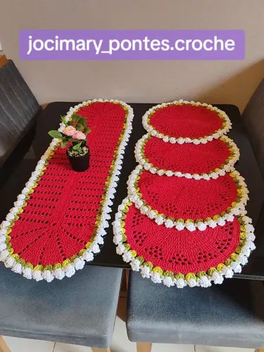 Jogo de mesa posta tulipas crochê 165,00