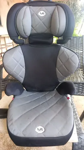 Está disponível para venda cadeira infantil para carro 