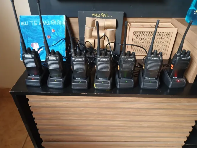 7 Rádios HT Baofeng + Carregadores + 11 Fones ? Semi Novos