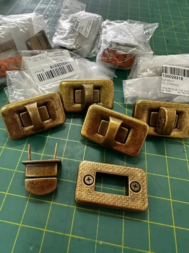 Metais em Latão e Zamac Diversas Cores para a produção de bolsas, cintos, carteiras, etc