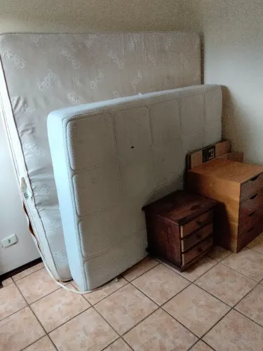 Colchão king+ colchão casal+ sofá 2 lugares+ 2 poltronas.