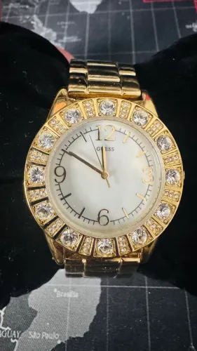 Relógio guess dourado. Usado. Tem trocar a bateria. Tamanho 16,5 cm de pulso.