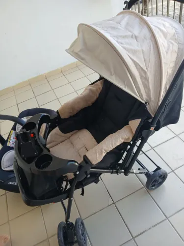 Carrinho de bebê com bebê conforto