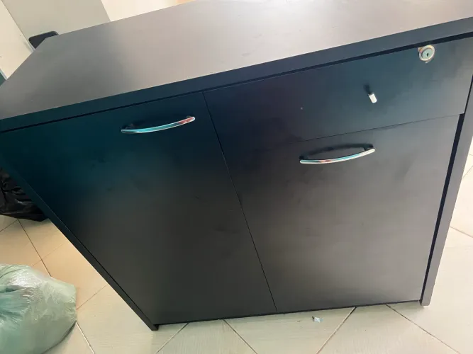 Balcão preto planejado 