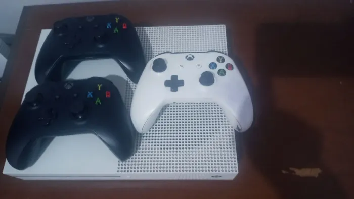 XBOX ONE S + 3 CONTROLES + JOGOS (BRINDE)