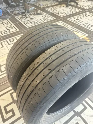 Vendo um par de pneus aro 15
