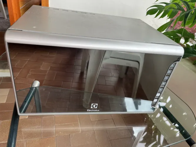 Vendo microondas menos de 6 meses de uso ,31 litros.