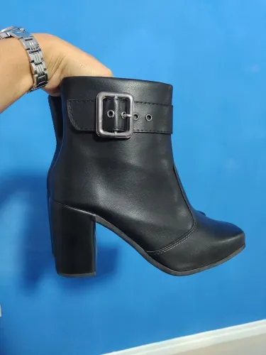 Bota preta fivela salto grosso cano médio n37 Gigil