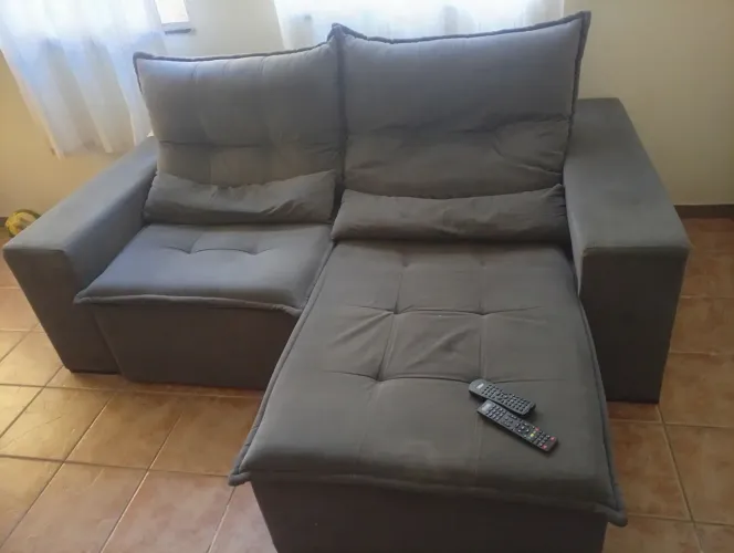 Sofá retrátil cinza 