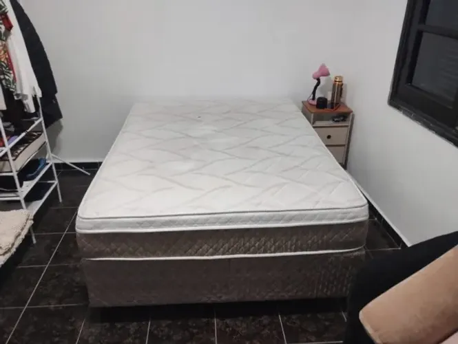 Cama box casal c/ colchão, bege, semi-novo, molas ensacadas, Umaflex, alt. total 0,67 cm