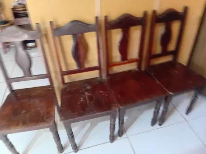 Mesa de madeira com 4 cadeiras 
