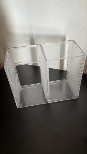 Porta CDs de acrílico para 30 CDs