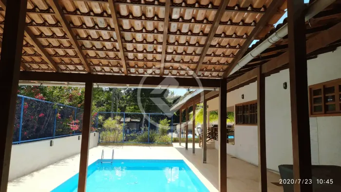 Casa de 4 quartos, com piscina privativa, aréa para churrasco e itens para jogos. codigo: 