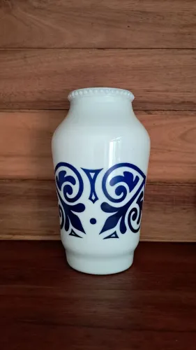 Vaso em opalina com arabescos antigo! 18 cm. Em perfeito estado!