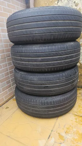 Vendo 4 pneus seminovos por 700 reais os 4.