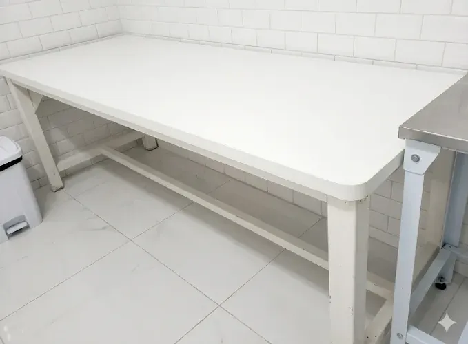[DESCONTÃO] Mesa de Madeira Branca, 2,0 x 0,7 m - 3 x R$160 no cartão de crédito