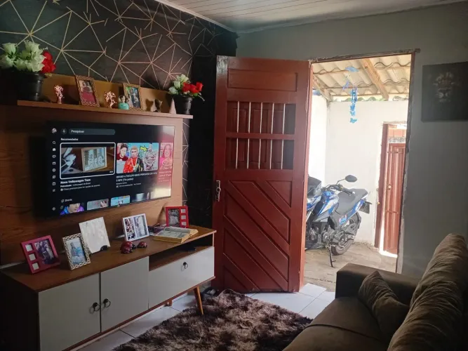 Vendo ou troco casa no colinas do sul 1 ela tem 2 quartos e toda no PVC e na cerâmica