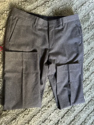 Calça social masculina de alfaiataria original da renomada marca Hugo Boss,