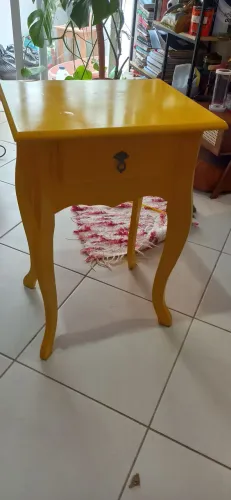 Mesinha de cabeceira / Criado mudo / Mesinha de canto