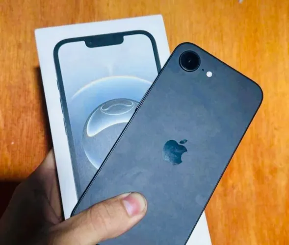 Troco IPhone 16e de 256 gigas completo com garantia e nota fiscal.