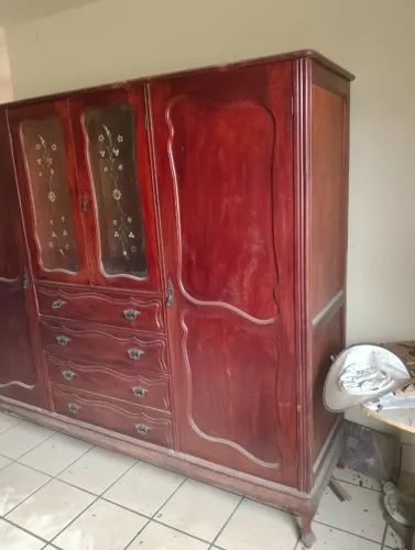Guarda- roupa antigo