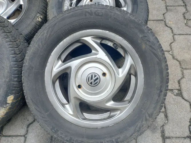Rodas aro 13 linha quadrada Volkswagen com pneus novos.